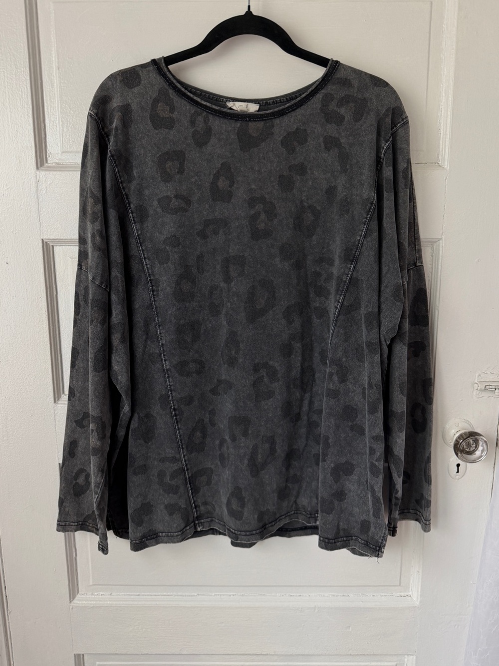 easel Washed Gray Leopard Print Long Sleeve Top Drop‎ Shoulders Relaxed Fit Boho